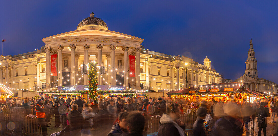 Blick auf den Weihnachtsmarkt und die National Gallery am Trafalgar Square in der Abenddämmerung, Westminster, London, England, Vereinigtes Königreich, Europa