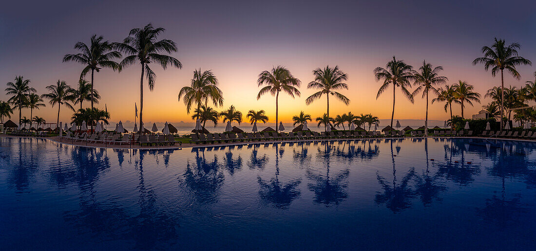 Blick auf Sonnenaufgang und Hotelpool bei Puerto Morelos, Karibikküste, Halbinsel Yucatan, Mexiko, Nordamerika