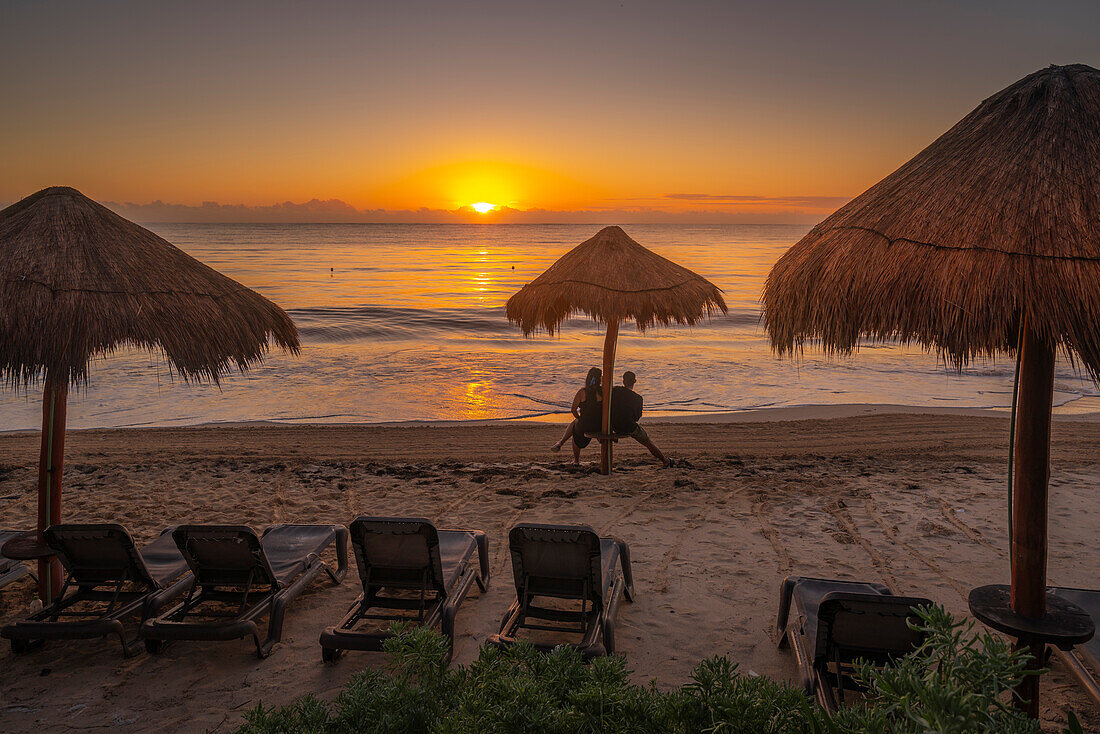 Blick auf ein Paar bei Sonnenaufgang und Strand bei Puerto Morelos, Karibikküste, Halbinsel Yucatan, Mexiko, Nordamerika