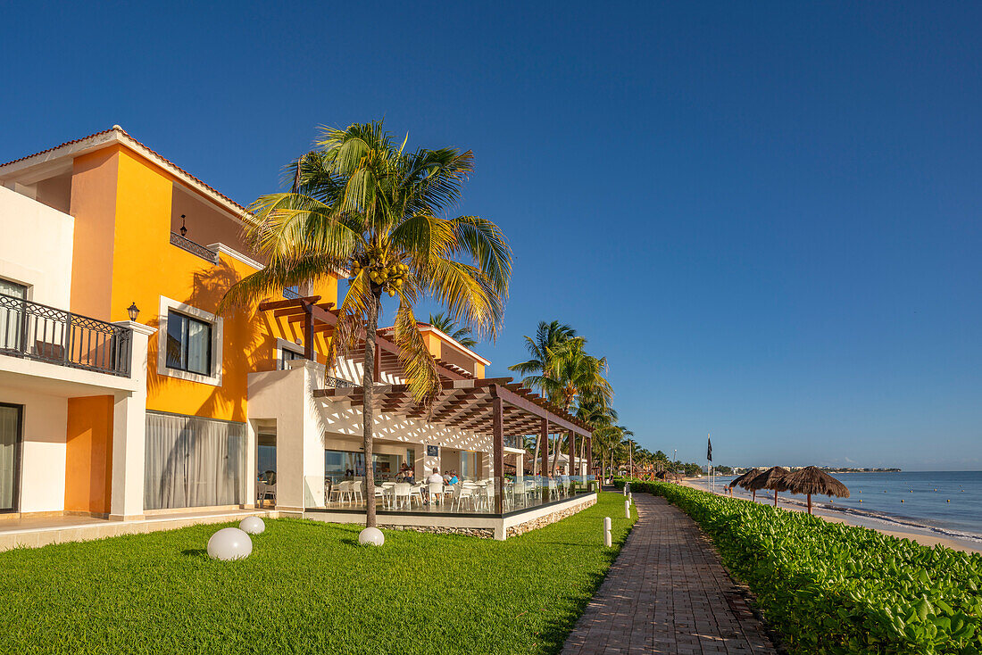 Blick auf Hotel und Strand bei Puerto Morelos, Karibikküste, Halbinsel Yucatan, Mexiko, Nordamerika