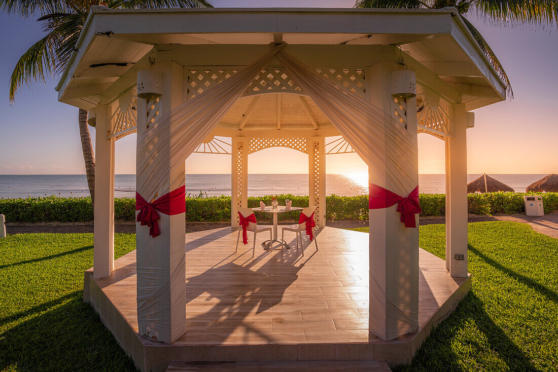 Blick auf Hotel-Hochzeitskapelle und Meer bei Puerto Morelos, Karibikküste, Yucatan-Halbinsel, Mexiko, Nordamerika