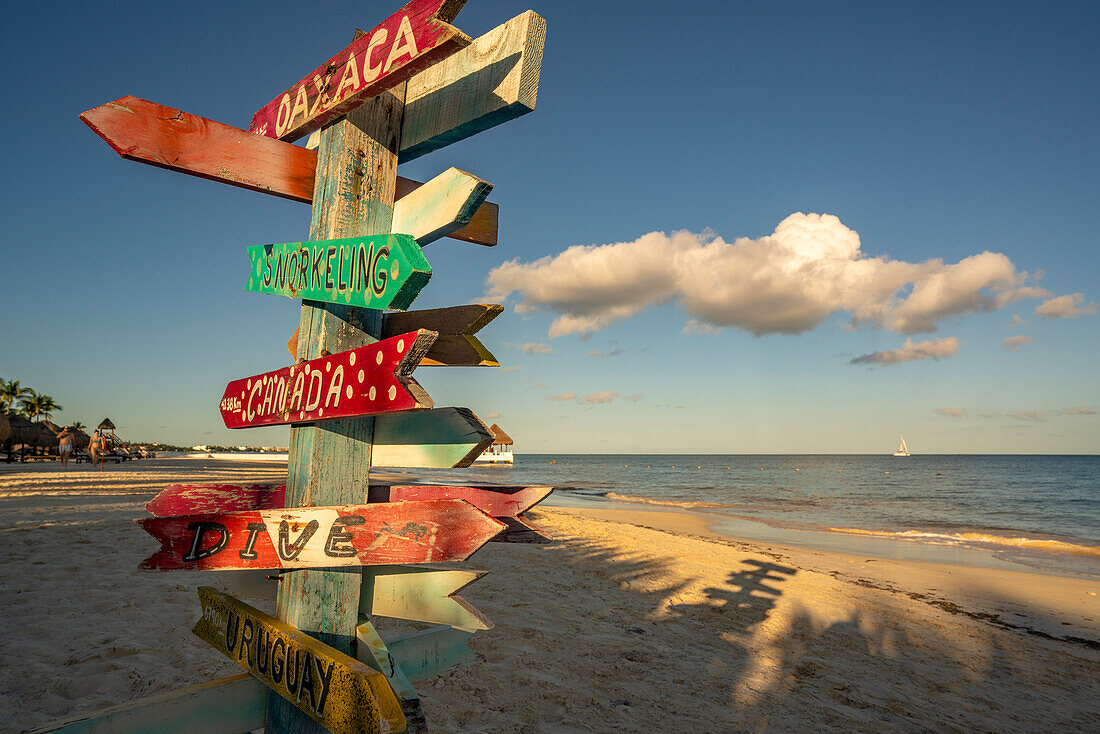 Blick auf einen Wegweiser in der Nähe von Puerto Morelos, Karibikküste, Yucatan-Halbinsel, Mexiko, Nordamerika