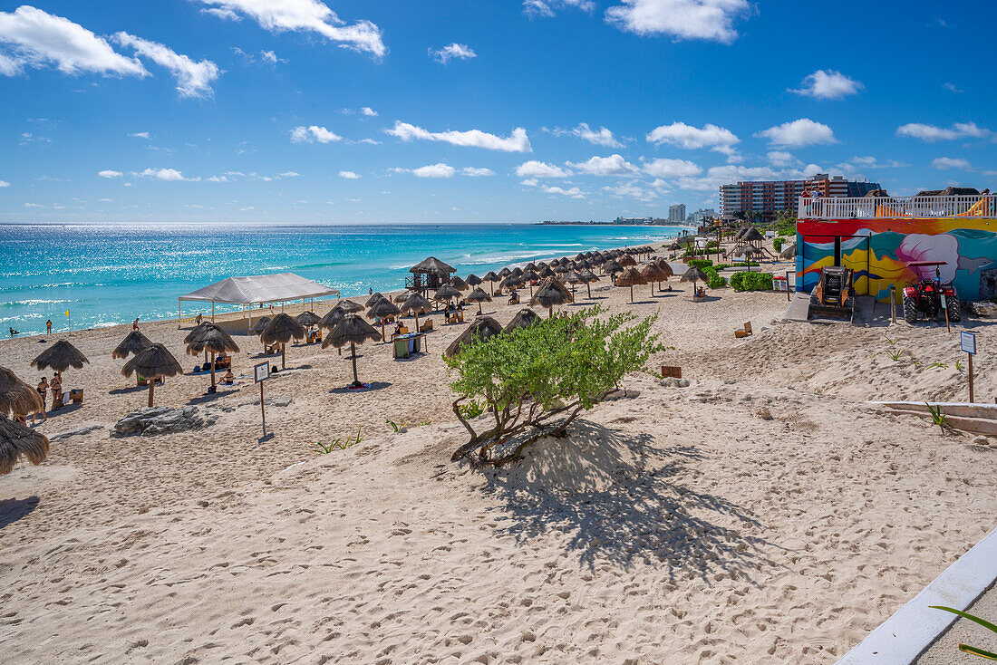 Blick auf den langen weißen Sandstrand am Playa Delfines, Hotelzone, Cancun, Karibikküste, Halbinsel Yucatan, Mexiko, Nordamerika