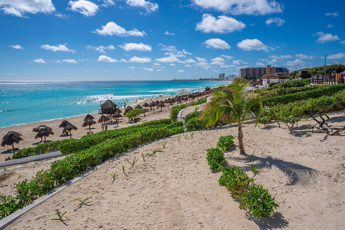 Blick auf den langen weißen Sandstrand am Playa Delfines, Hotelzone, Cancun, Karibikküste, Halbinsel Yucatan, Mexiko, Nordamerika