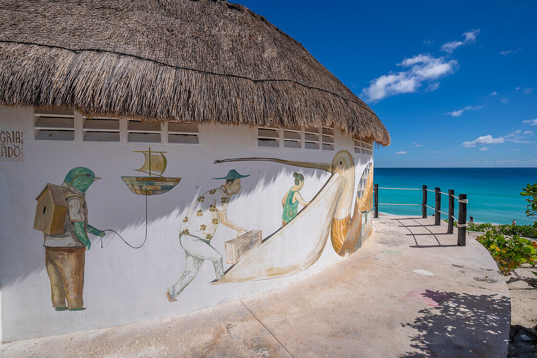 Blick auf Wandmalereien an der Playa Delfines, Hotelzone, Cancun, Karibikküste, Halbinsel Yucatan, Mexiko, Nordamerika