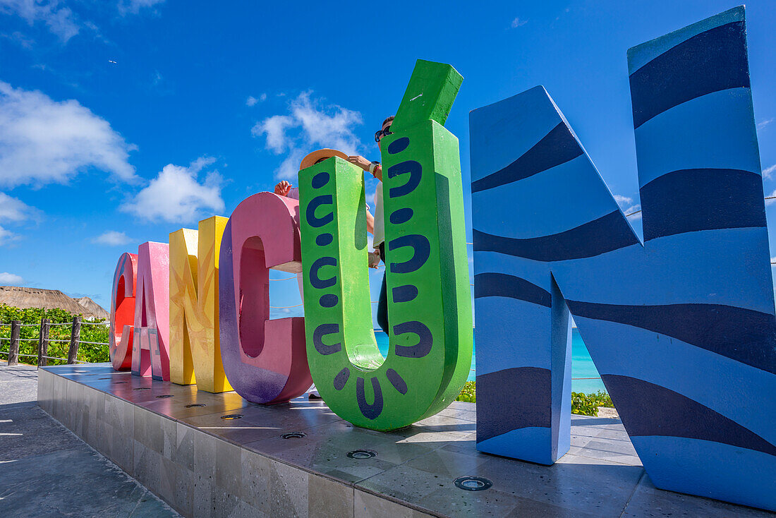 Blick auf Cancun und Mirador Letters an der Playa Delfines, Hotelzone, Cancun, Karibikküste, Halbinsel Yucatan, Mexiko, Nordamerika