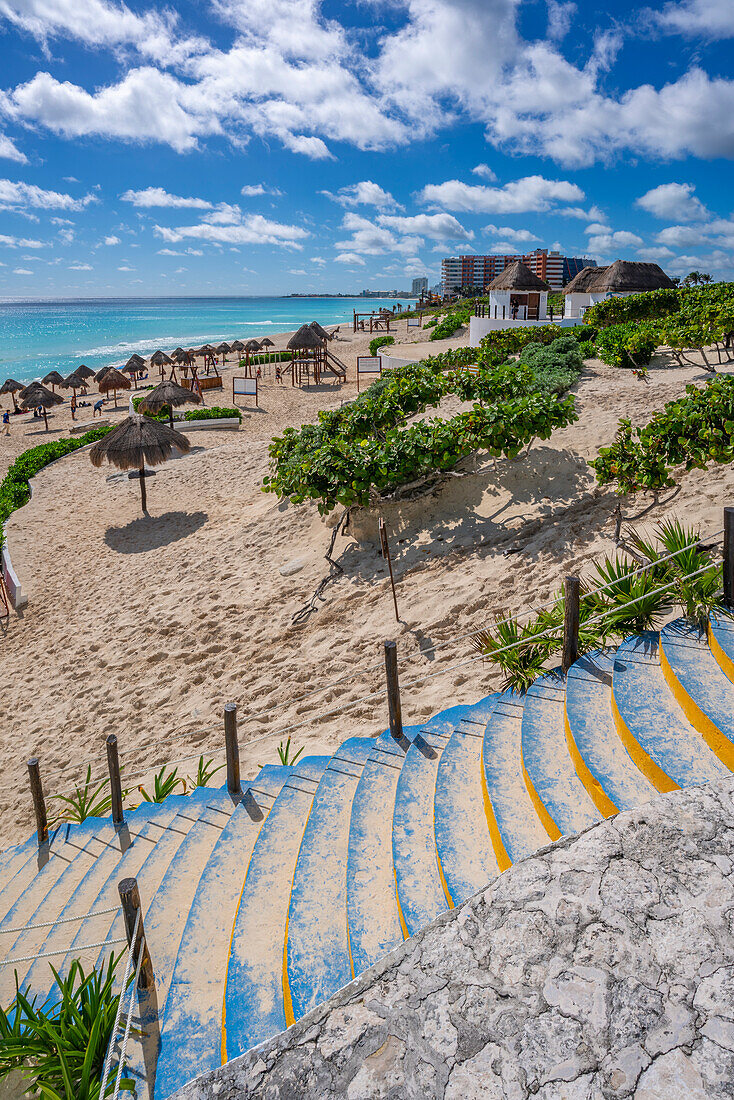 Blick auf den langen weißen Sandstrand am Playa Delfines, Hotelzone, Cancun, Karibikküste, Halbinsel Yucatan, Mexiko, Nordamerika