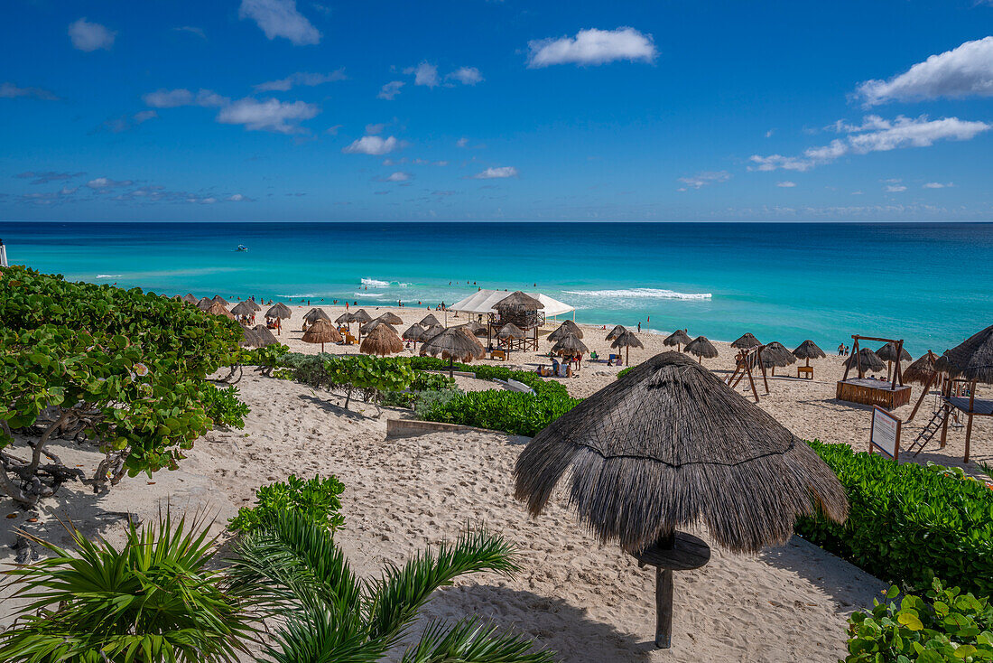 Blick auf den langen weißen Sandstrand am Playa Delfines, Hotelzone, Cancun, Karibikküste, Halbinsel Yucatan, Mexiko, Nordamerika