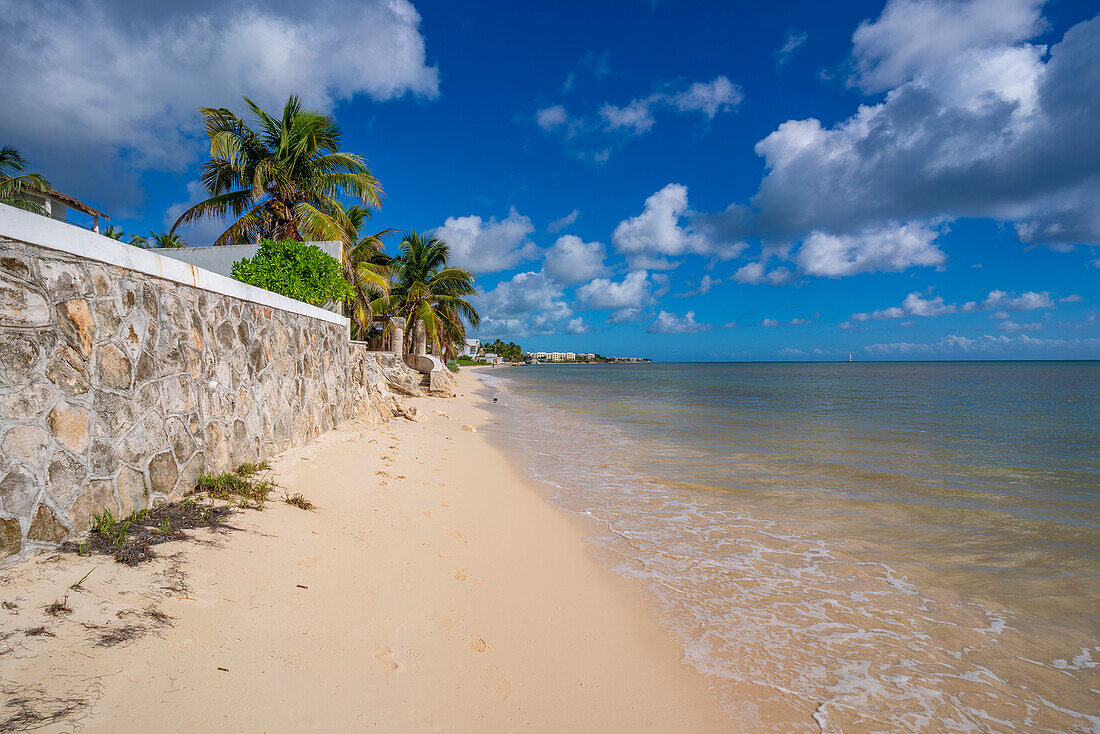 Blick auf Strand bei Puerto Morelos, Karibikküste, Halbinsel Yucatan, Mexiko, Nordamerika