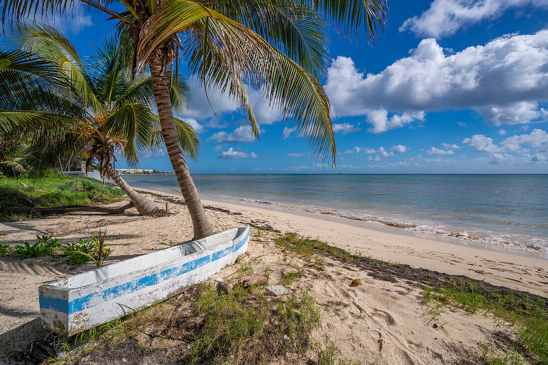 Blick auf rustikales Kanu-Boot am Strand bei Puerto Morelos, Karibikküste, Yucatan-Halbinsel, Mexiko, Nordamerika