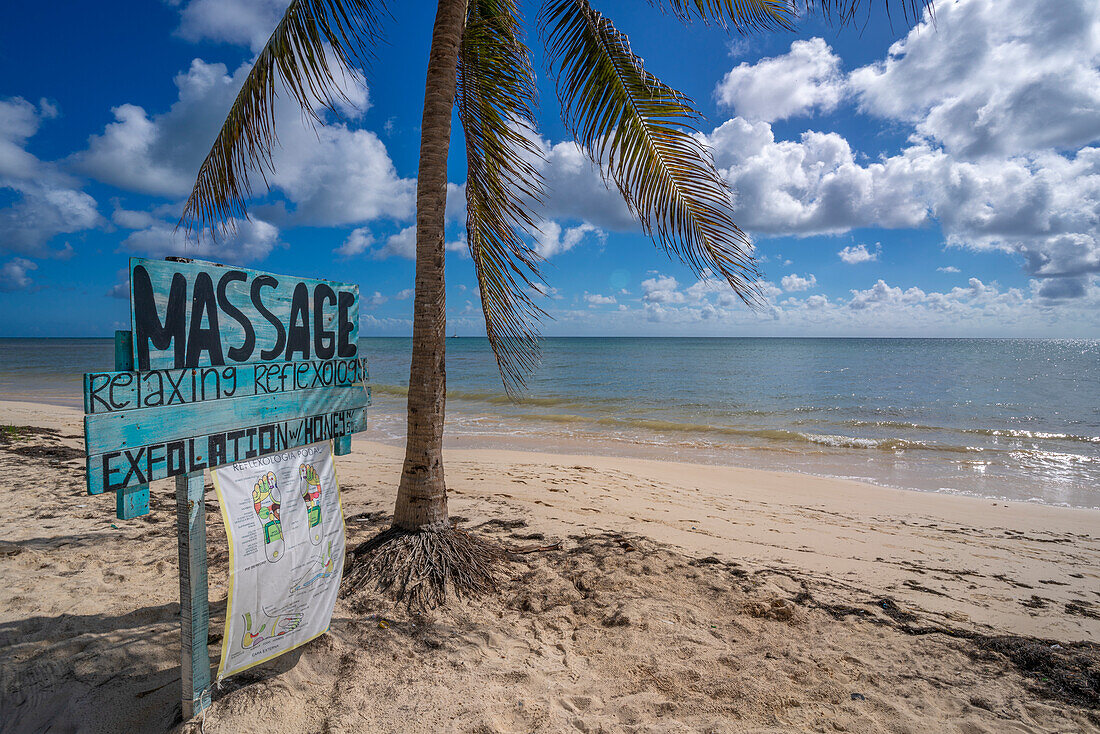 Blick auf ein rustikales Massageschild am Strand bei Puerto Morelos, Karibikküste, Halbinsel Yucatan, Mexiko, Nordamerika