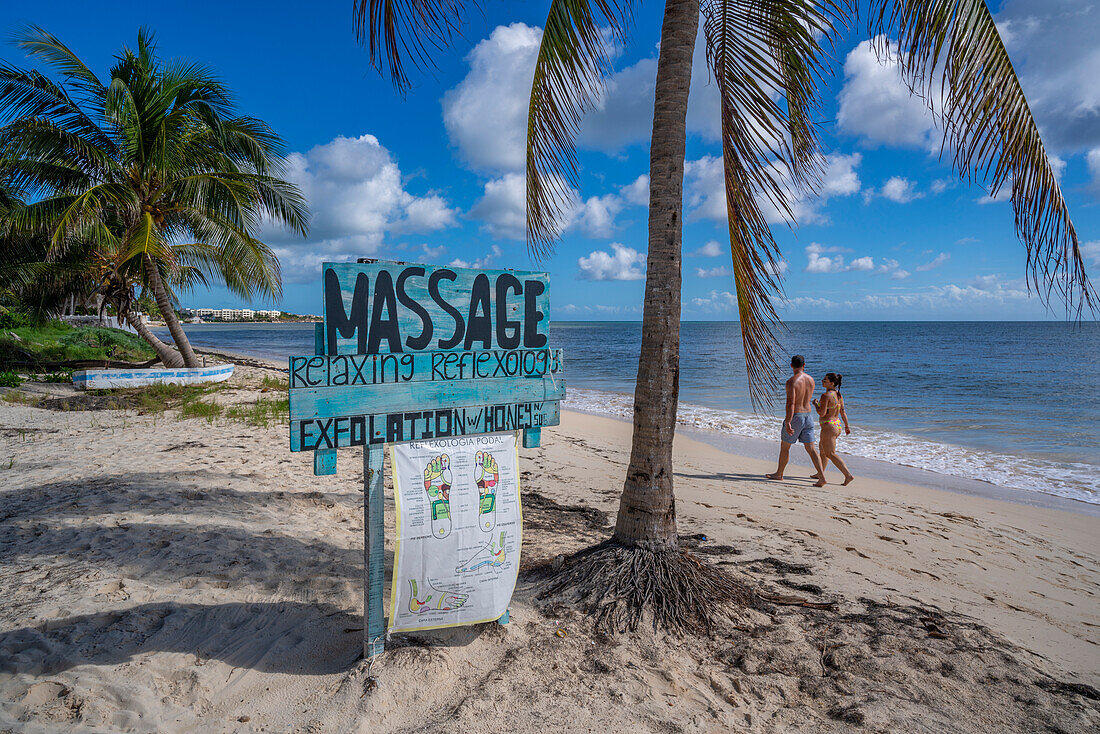 Blick auf ein rustikales Massageschild am Strand bei Puerto Morelos, Karibikküste, Halbinsel Yucatan, Mexiko, Nordamerika