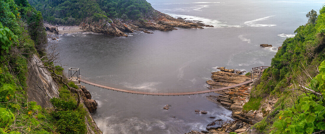 Blick auf Hängebrücke am Storms River, Tsitsikamma National Park, Garden Route National Park, Südafrika, Afrika