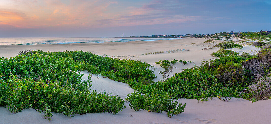 Blick auf den Strand und den Seal Point-Leuchtturm bei Sonnenaufgang, Cape St. Francis, Ostkap-Provinz, Südafrika, Afrika