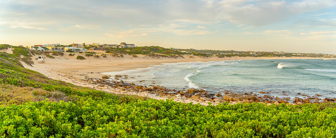 Blick auf Stadt, Wellen und Strand, Cape St. Francis, Ostkap-Provinz, Südafrika, Afrika