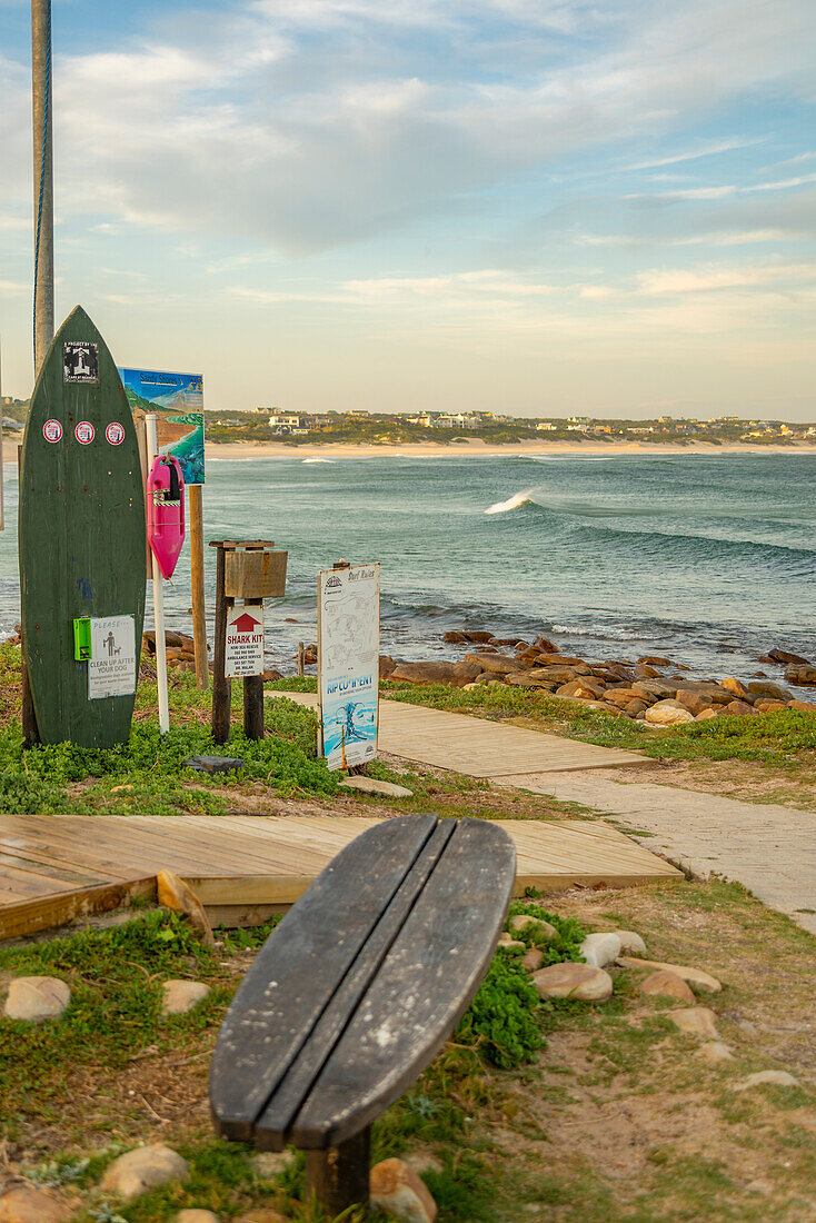 Blick auf Stadt, Wellen und Strand, Cape St. Francis, Ostkap-Provinz, Südafrika, Afrika