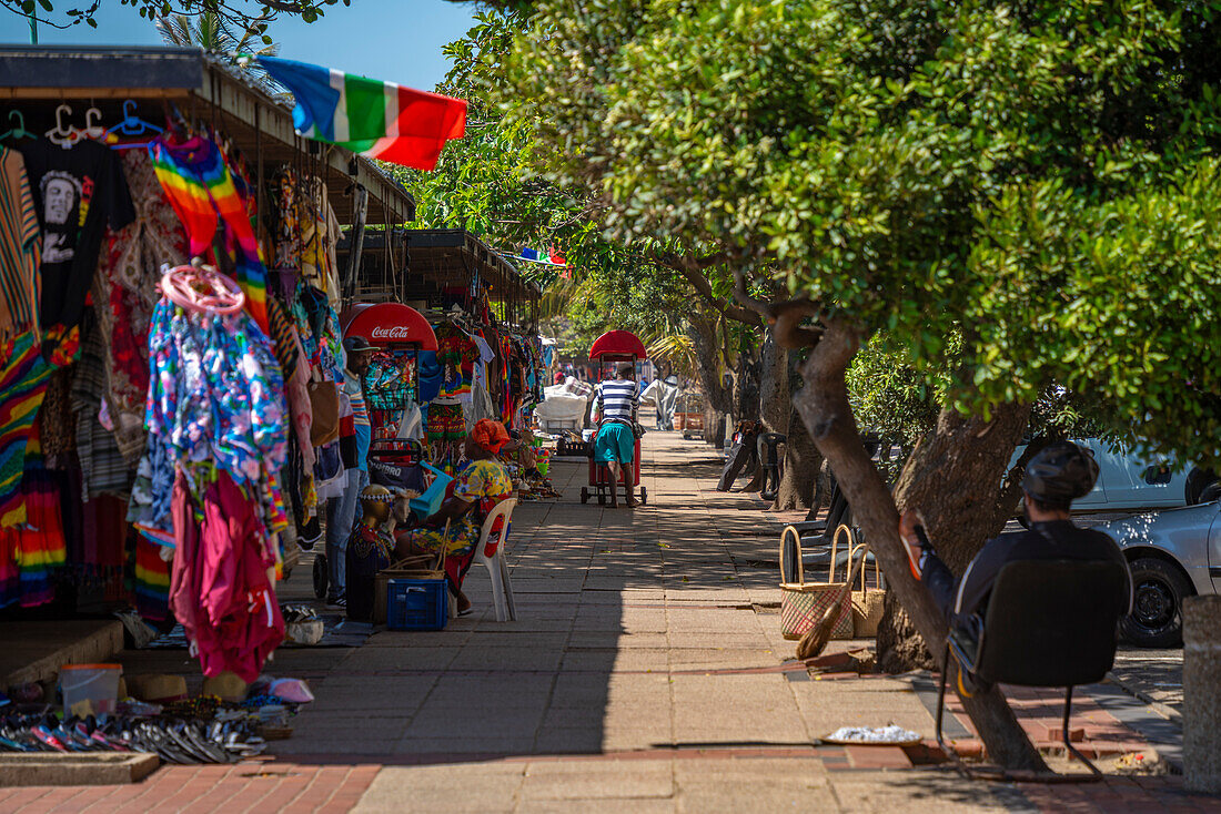 Blick auf bunte Souvenirs auf der Promenade, Durban, Provinz KwaZulu-Natal, Südafrika, Afrika