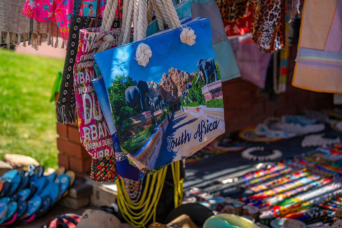 Blick auf bunte Souvenirs auf der Promenade, Durban, Provinz KwaZulu-Natal, Südafrika, Afrika