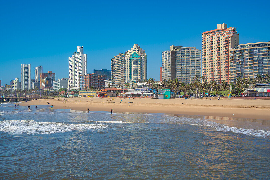 Blick auf Strandpromenade, Strand und Hotels vom Pier im Indischen Ozean, Durban, Provinz KwaZulu-Natal, Südafrika, Afrika