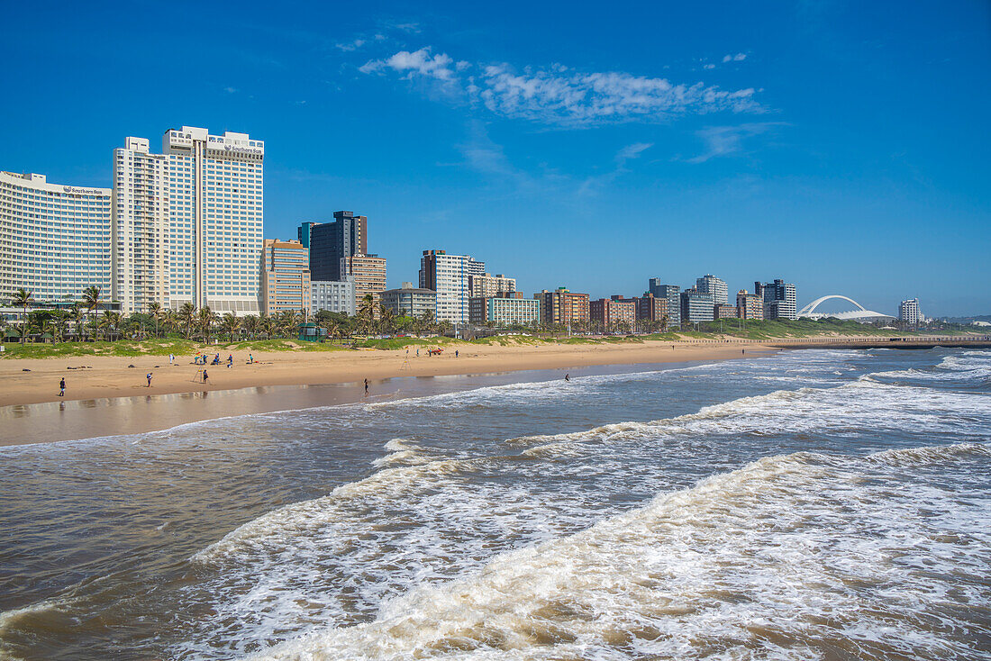 Blick auf Strandpromenade, Strand und Hotels vom Pier im Indischen Ozean, Durban, Provinz KwaZulu-Natal, Südafrika, Afrika