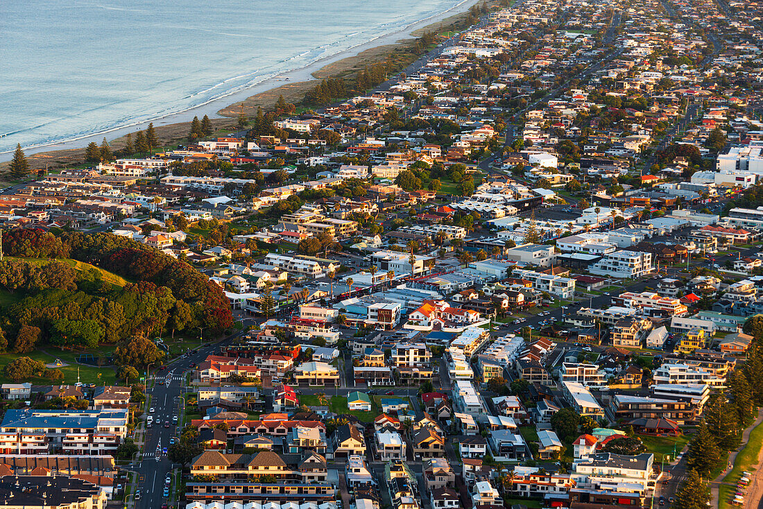 Luftaufnahme des Wohngebiets von Mount Maunganui, Tauranga, Bay of Plenty, Nordinsel, Neuseeland, Pazifik