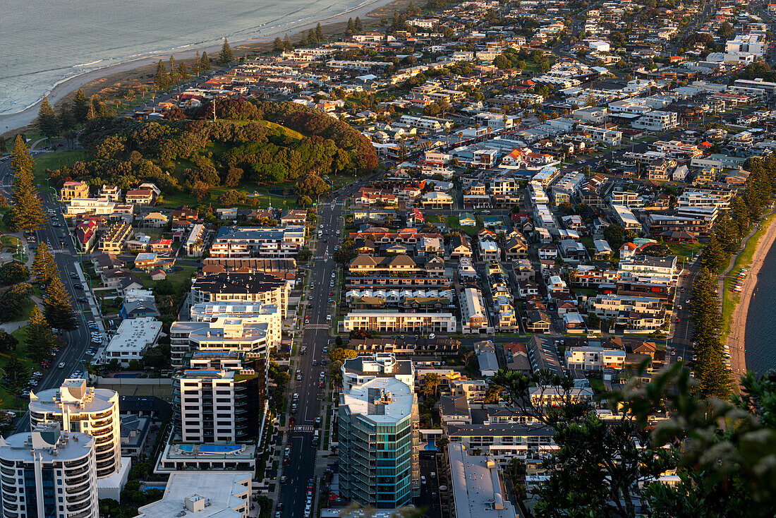 Niedrige Luftaufnahme des Wohngebiets von Mount Maunganui, Tauranga, Bay of Plenty, Nordinsel, Neuseeland, Pazifik