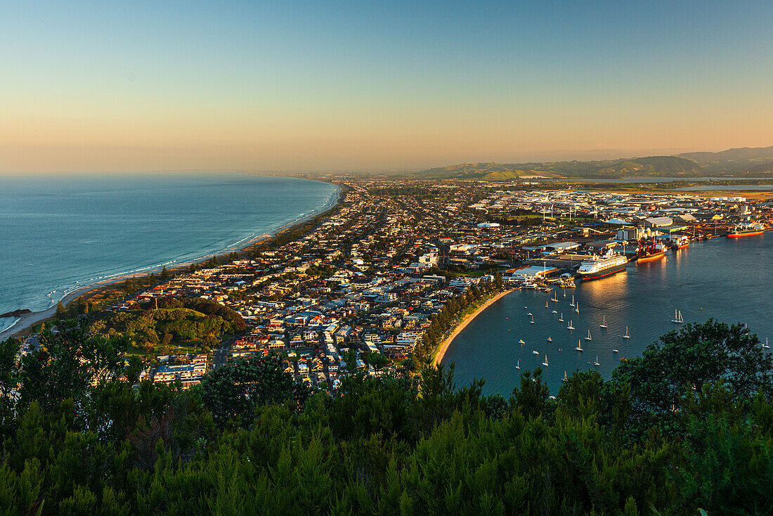 Sonnenuntergang Skyline von Mount Maunganui, Tauranga, Bay of Plenty, Nordinsel, Neuseeland, Pazifik