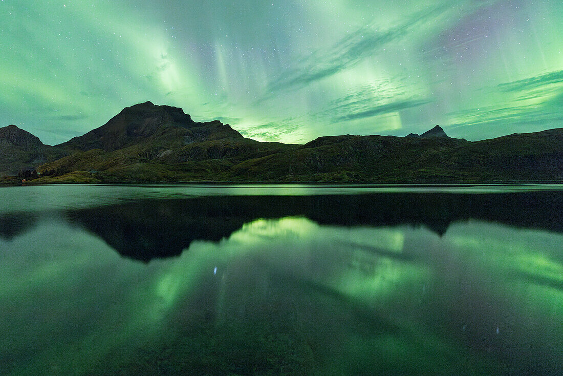 Nordlichter (Aurora Borealis) füllen den Himmel über dem Fjord in einer Herbstnacht, Lofoten, Nordland, Norwegen, Skandinavien, Europa