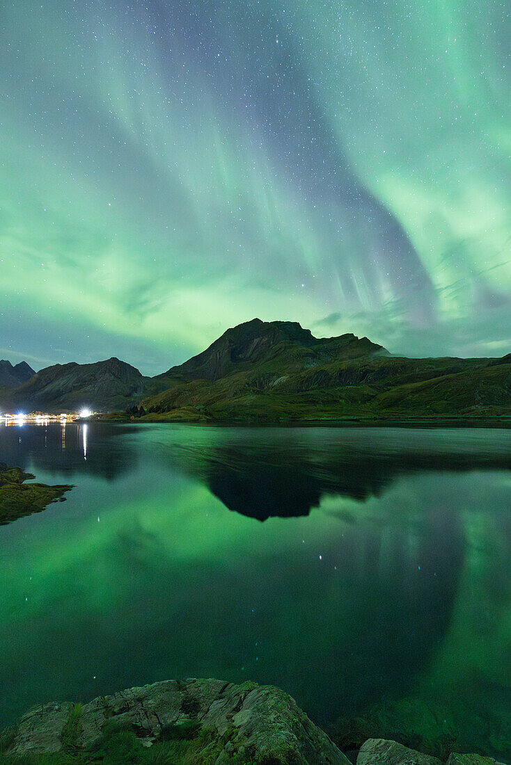 Nordlichter (Aurora Borealis) füllen den Himmel über dem Fjord in einer Herbstnacht, Lofoten, Nordland, Norwegen, Skandinavien, Europa