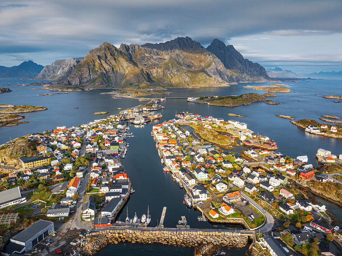 Luftaufnahme mit einer Drohne von Henningsvaer an einem Herbsttag, dem berühmten Fischerdorf auf den Lofoten, Nordland, Norwegen, Skandinavien, Europa