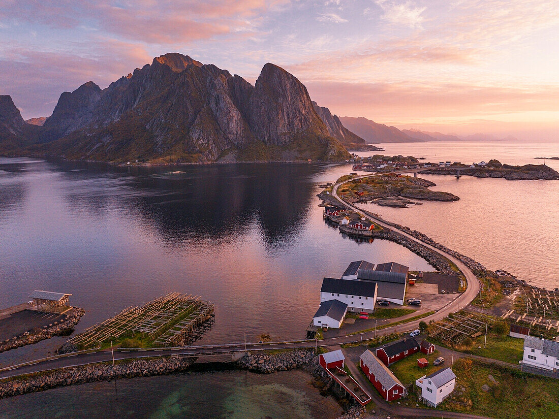 Erstaunliche Luftaufnahme der Sakrisoy und Hamnoy Bucht während eines Sonnenaufgangs, Lofoten Inseln, Nordland, Norwegen, Skandinavien, Europa