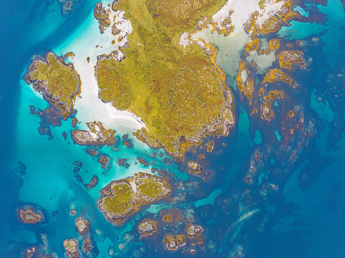 Luftaufnahme einer Drohne von der Küste der Insel Gimsoya an einem Herbsttag, Lofoten, Nordland, Norwegen, Skandinavien, Europa