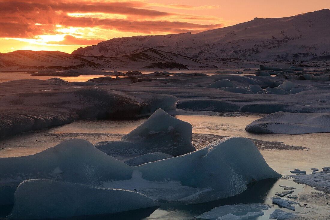 Eisberge, Jokulsarlon Gletscherlagune, Vatnajokull-Nationalpark, Südisland, Polarregionen