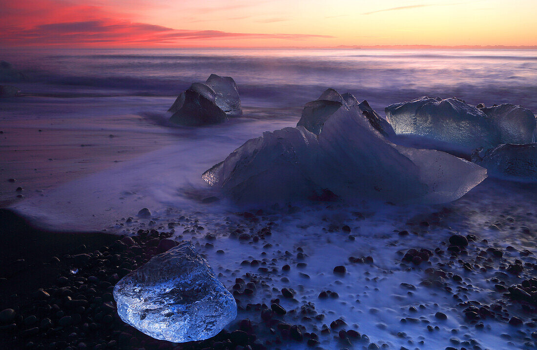 Breioamerkursandur (Diamantstrand) in der Nähe der Gletscherlagune Jokulsarlon, bei Sonnenaufgang (Morgendämmerung), Vatnajokull-Nationalpark, Südisland, Polarregionen