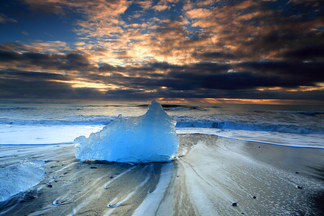 Breioamerkursandur (Diamantstrand) in der Nähe der Gletscherlagune Jokulsarlon, bei Sonnenaufgang (Morgendämmerung), Vatnajokull-Nationalpark, Südisland, Polarregionen