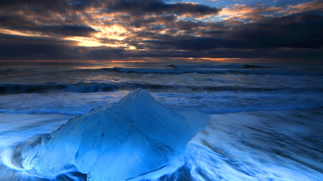 Breioamerkursandur (Diamantstrand) in der Nähe der Gletscherlagune Jokulsarlon, bei Sonnenaufgang (Morgendämmerung), Vatnajokull-Nationalpark, Südisland, Polarregionen