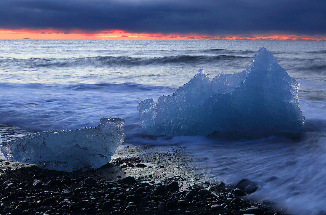 Breioamerkursandur (Diamantstrand) in der Nähe der Gletscherlagune Jokulsarlon, bei Sonnenaufgang (Morgendämmerung), Vatnajokull-Nationalpark, Südisland, Polarregionen