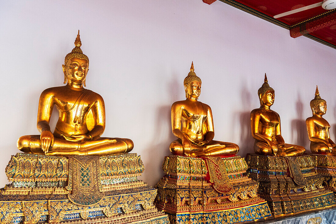 Reihen von goldenen Buddha-Statuen in einem Tempel des Wat Pho, Bangkok, Thailand, Südostasien, Asien