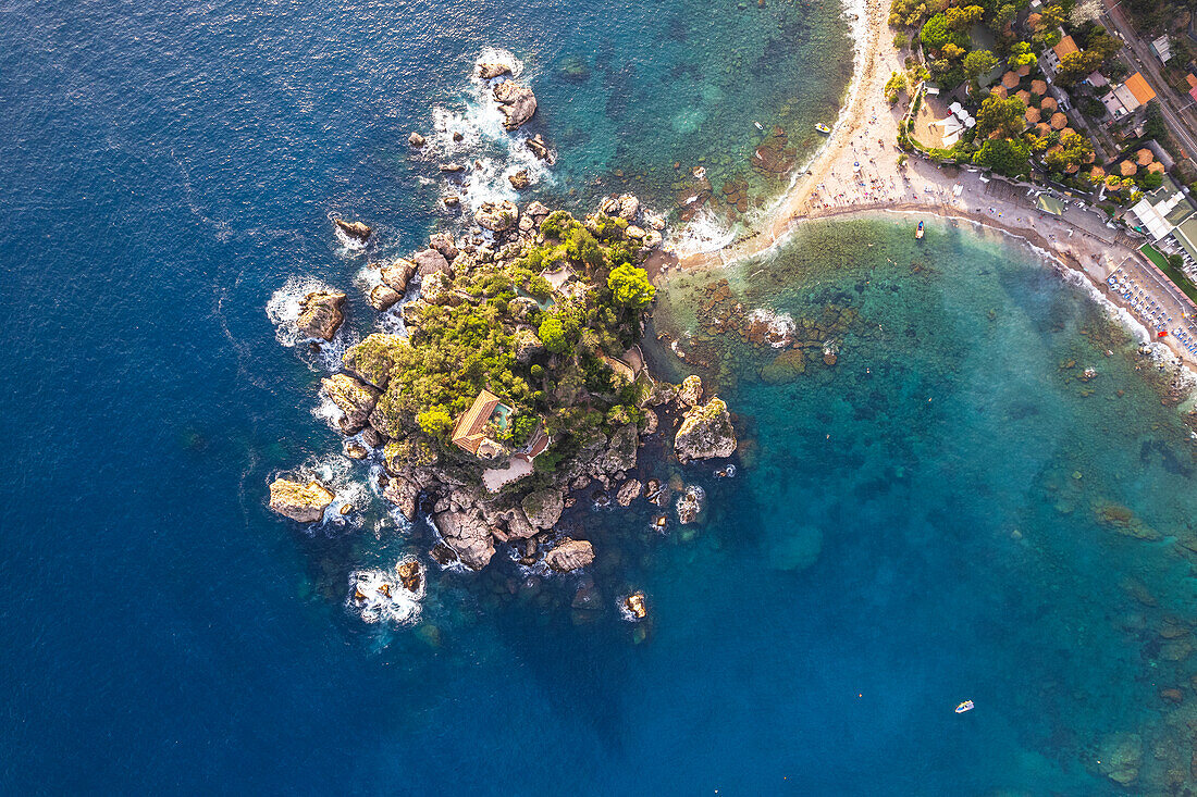 Blick von oben auf die felsige Insel und den Strand von Isola Bella, Taormina, Ionisches Meer, Mittelmeer, Provinz Messina, Sizilien, Italien, Mittelmeer, Europa