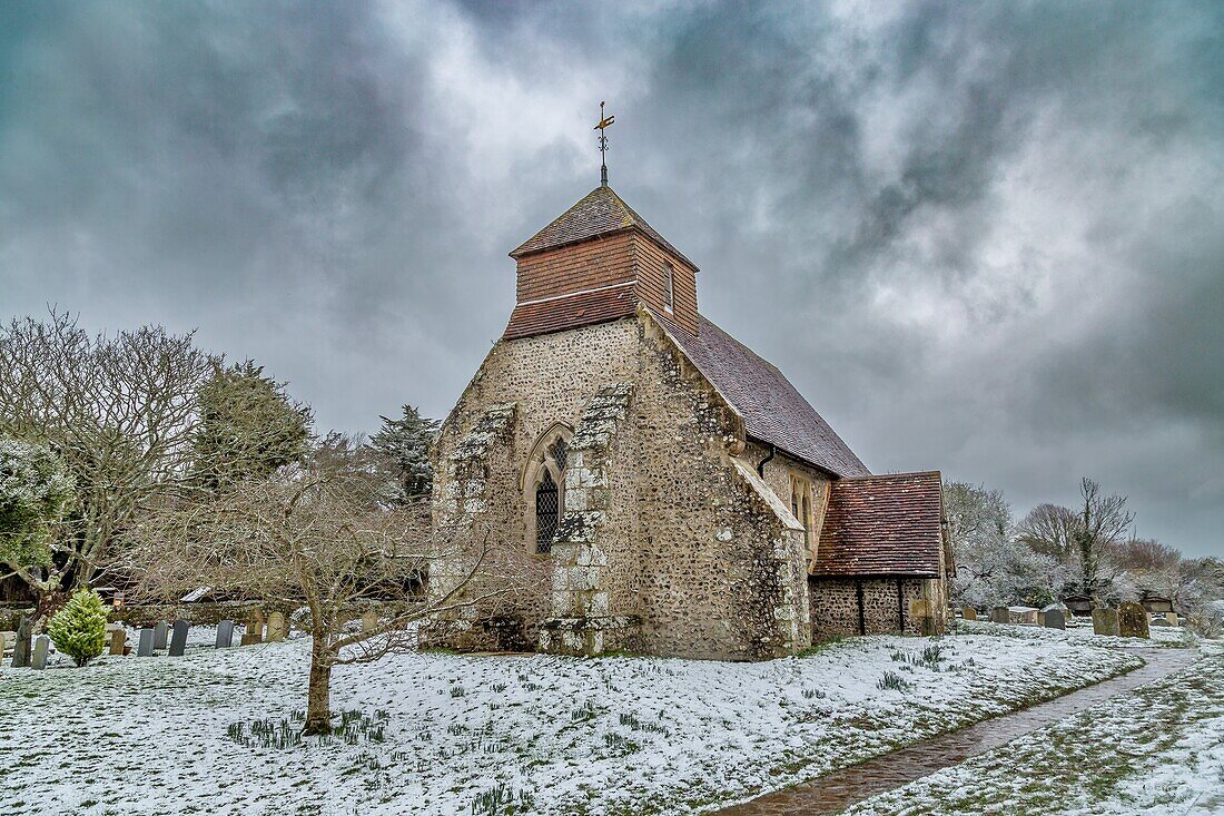 Die Kirche von St. Mary the Virgin an einem Wintertag, Friston, East Sussex, England, Vereinigtes Königreich, Europa