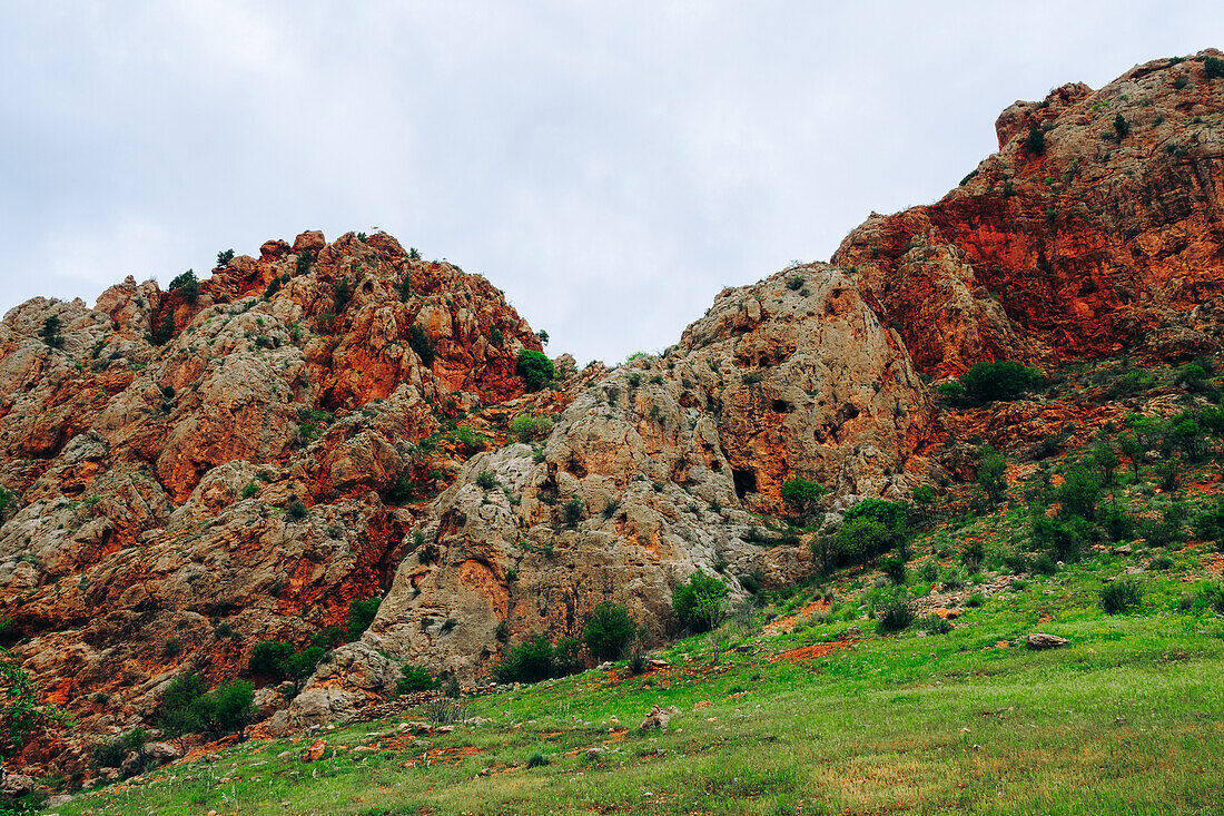 Die roten Berge von Vayots Dzor beim Noravank-Kloster, Armenien (Hayastan), Kaukasus, Zentralasien, Asien