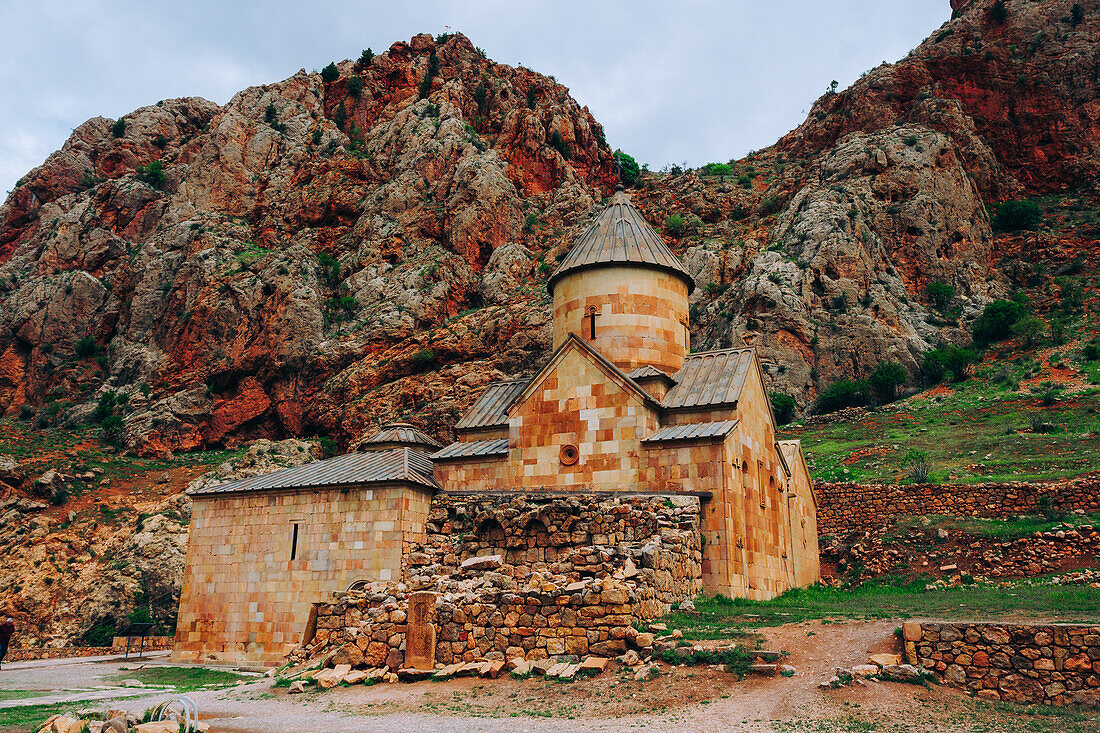 Noravank Monastery and the red mountains of Vayots Dzor, Armenia (Hayastan), Caucasus, Central Asia, Asia