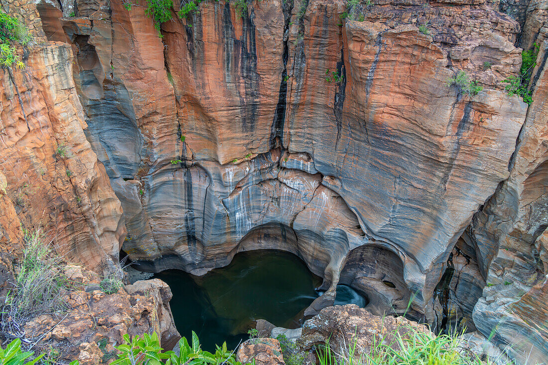 Blick auf einen Komplex aus glatten, zylindrischen Schlaglöchern und natürlichen Felsskulpturen bei Bourke's Luck Potholes, Blyde River Canyon Nature Reserve, Moremela, Mpumalanga Province, Südafrika, Afrika