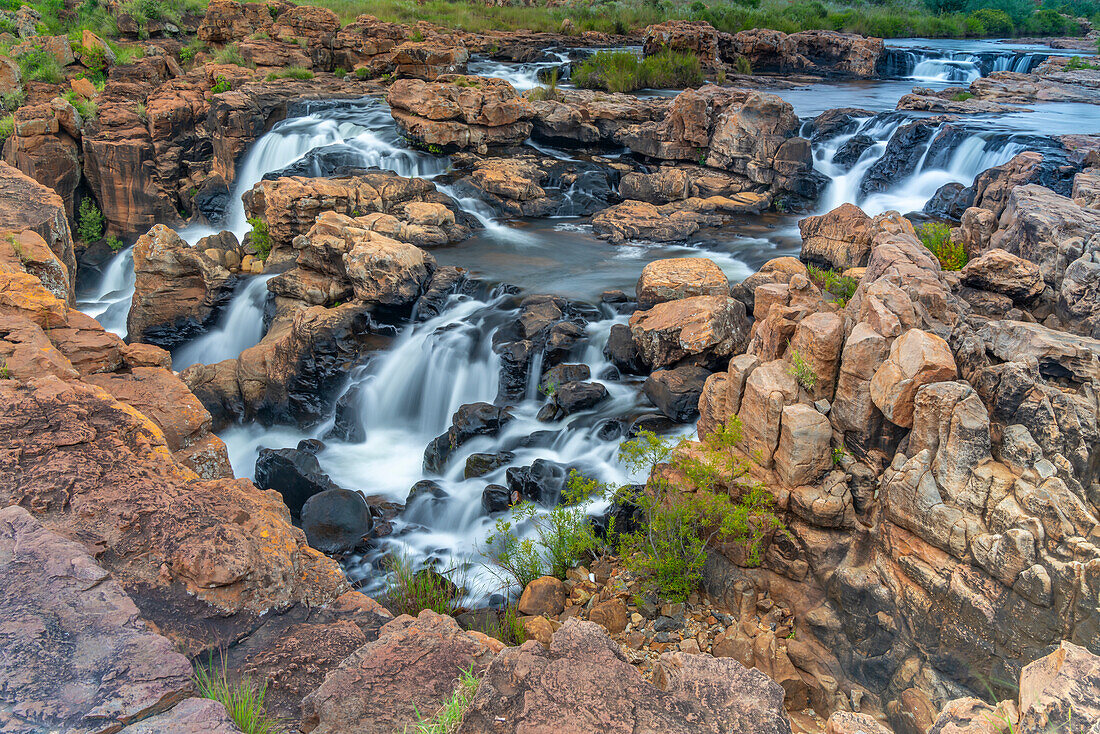 Blick auf Wasserfälle bei Bourke's Luck Potholes, Blyde River Canyon Nature Reserve, Moremela, Mpumalanga Province, Südafrika, Afrika