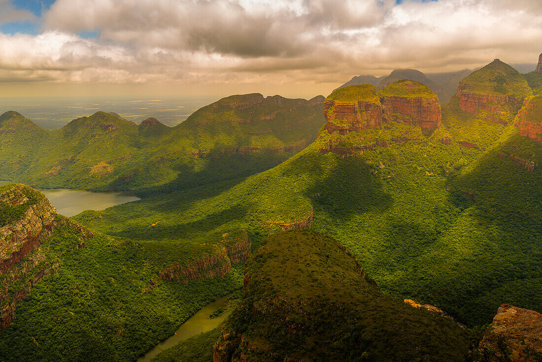 Blick auf den stimmungsvollen Himmel über den Three Rondavels im Blyde River Canyon, Provinz Mpumalanga, Südafrika, Afrika