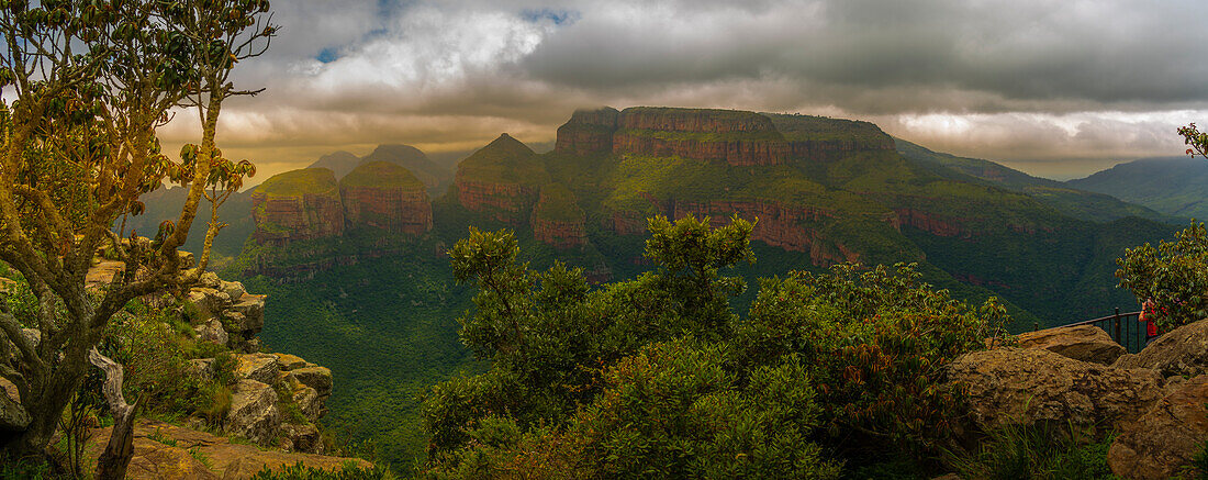 Blick auf den stimmungsvollen Himmel über den Three Rondavels im Blyde River Canyon, Provinz Mpumalanga, Südafrika, Afrika