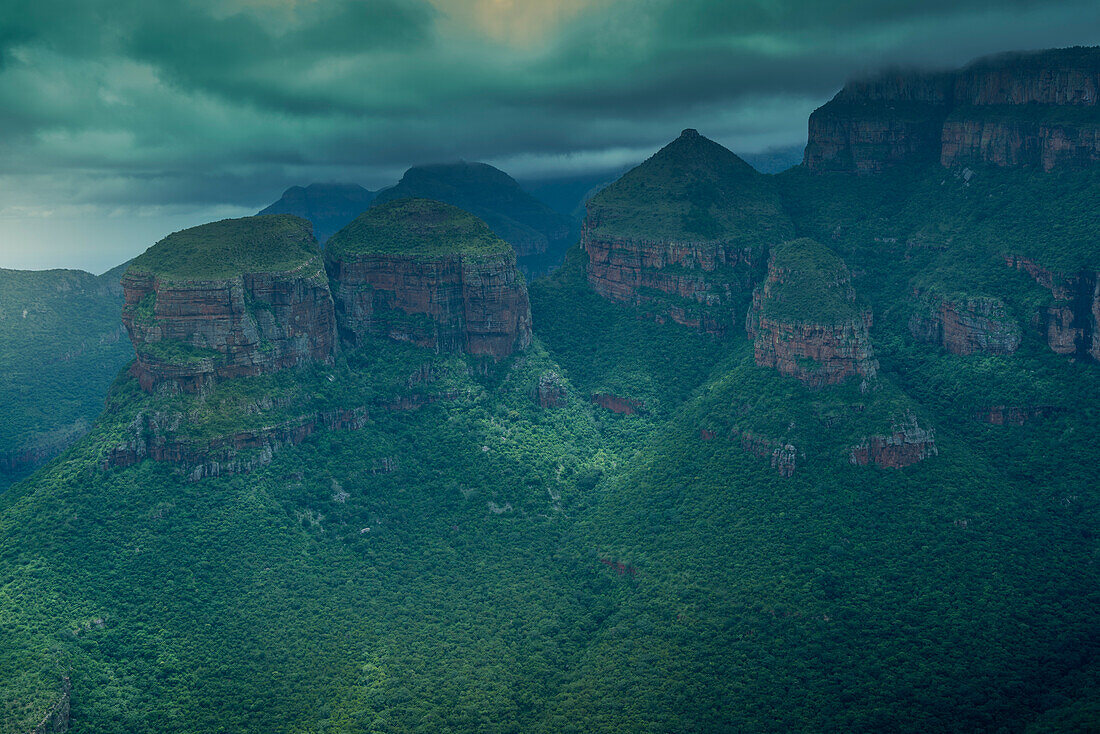 Blick auf den stimmungsvollen Himmel über den Three Rondavels im Blyde River Canyon, Provinz Mpumalanga, Südafrika, Afrika