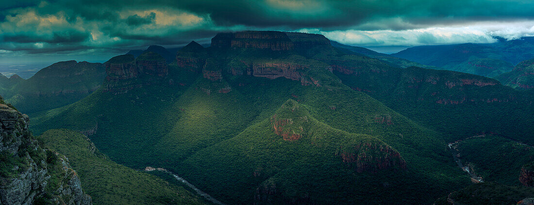 Blick auf den stimmungsvollen Himmel über den Three Rondavels im Blyde River Canyon, Provinz Mpumalanga, Südafrika, Afrika