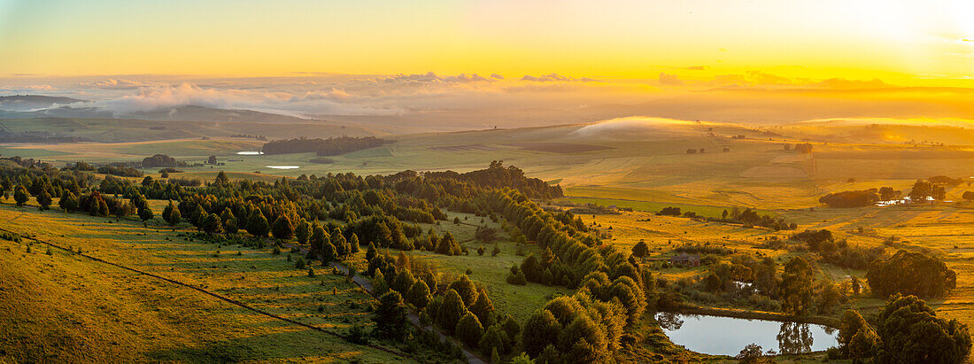 Blick auf die Landschaft vom Kloppenheim Country Estate bei Sonnenaufgang, Machadodorp, Provinz Mpumalanga, Südafrika, Afrika