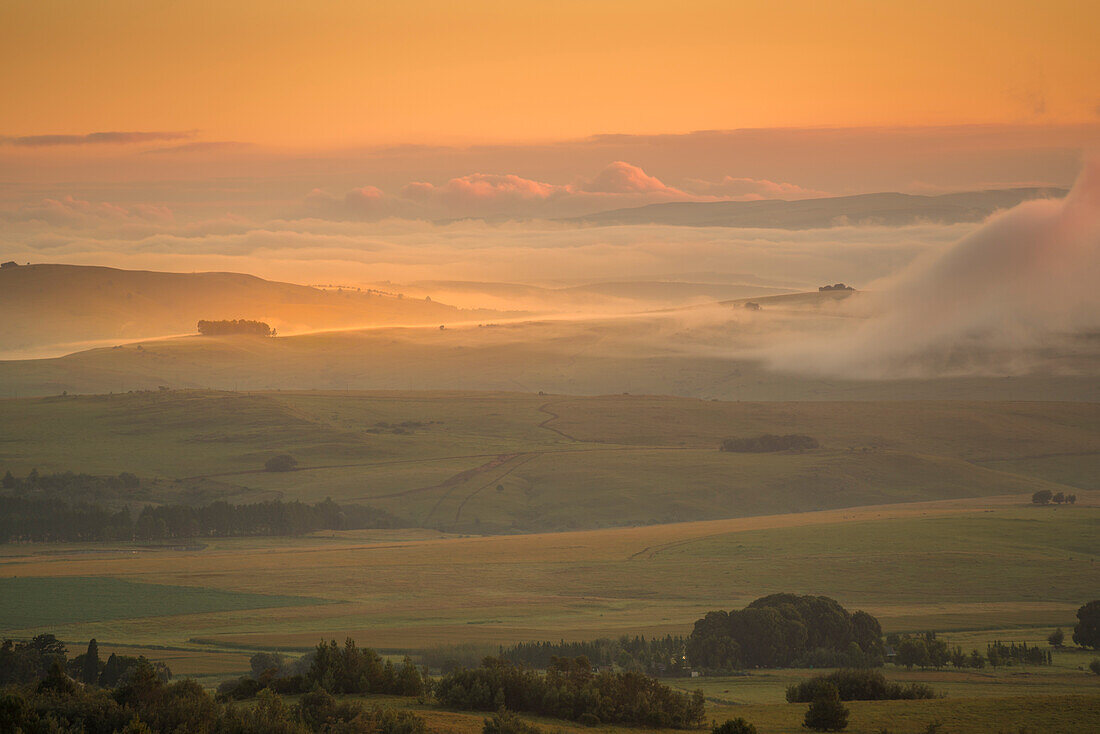 Blick auf die Landschaft vom Kloppenheim Country Estate bei Sonnenaufgang, Machadodorp, Provinz Mpumalanga, Südafrika, Afrika